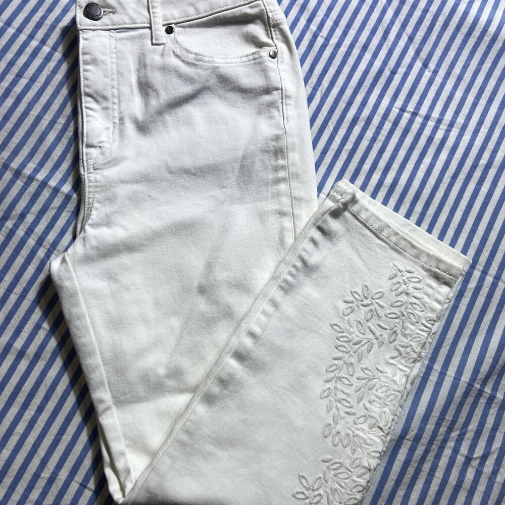 VERA WANG SIMPLY VERA WHITE JEANS WITH EMBROIDERED FLOWERS CROP 10